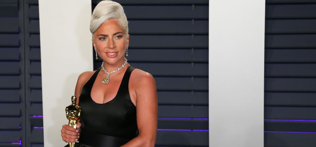 Így esett el Lady Gaga egy rá váró autó mellett – videó