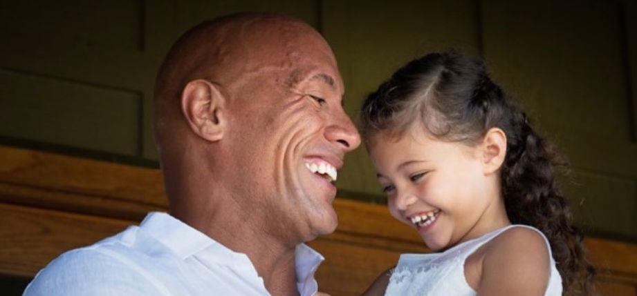 Dwayne Johnson megmutatta, hogy milyen cuki kisfiú volt első karácsonyán