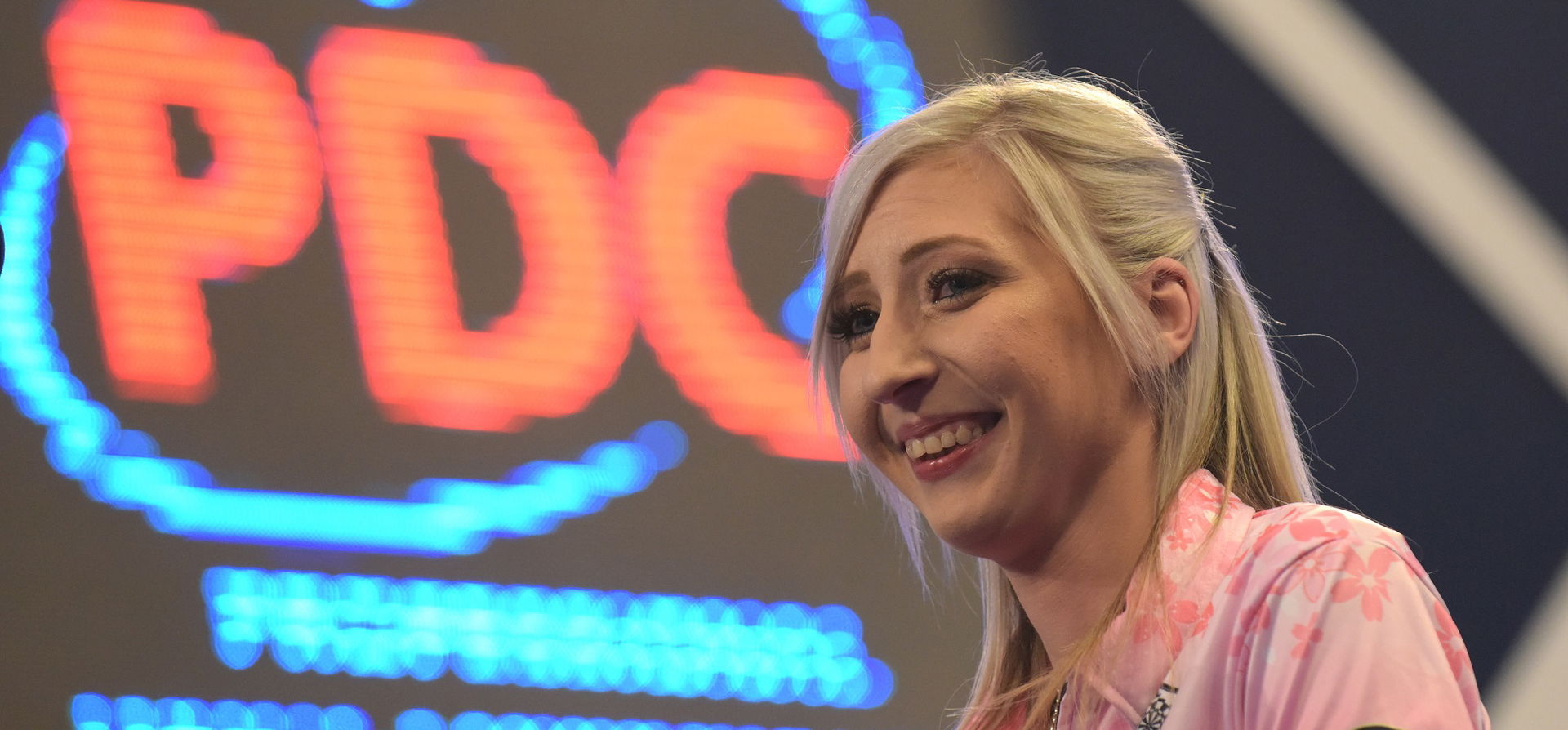 Fallon Sherrock tovább írta a darts történelmét a világbajnokságon! – videó