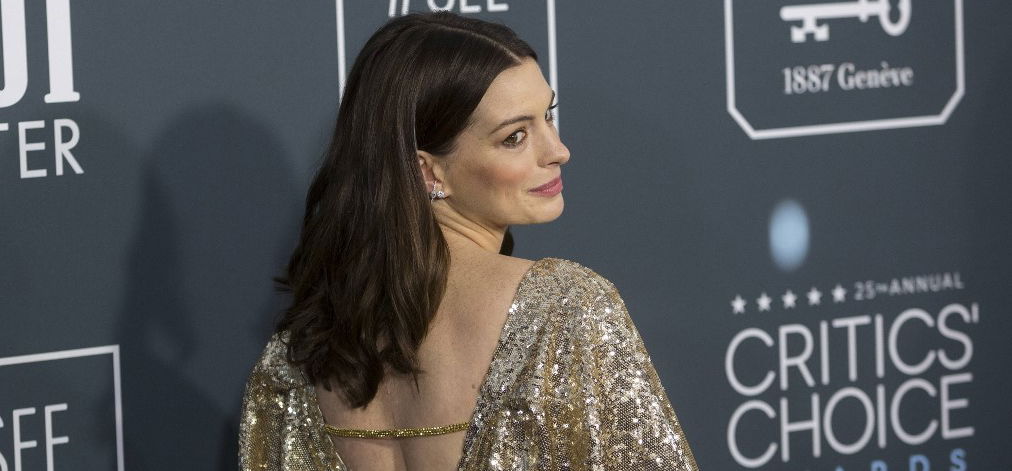 Anne Hathaway melle ellopta a show-t a Critics Choice Awards-on