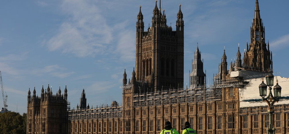 Egy róka látogatta meg a brit parlamentet, és ajándékot is hagyott