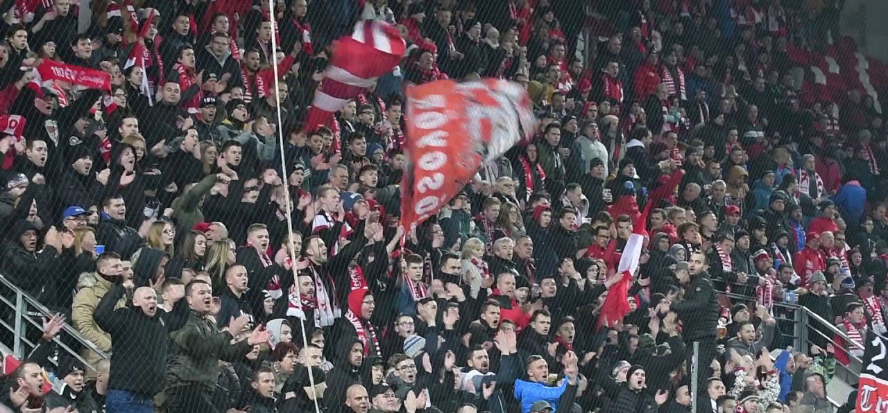 Átesett a kerítésen, két helyen tört el a lába a DVTK-drukkernek – videó