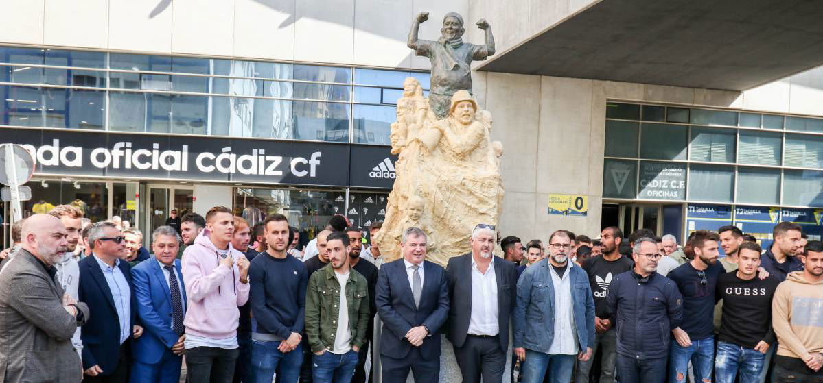 Van egy spanyol kiscsapat, amely szobrot állított szurkolójának