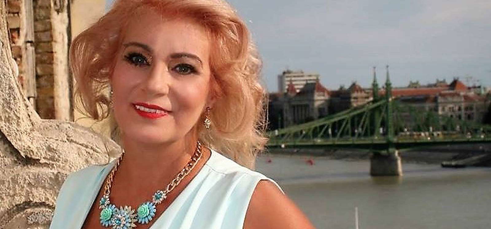 Kiszel Tünde nővérruhában ad tanácsot a járvány idejére