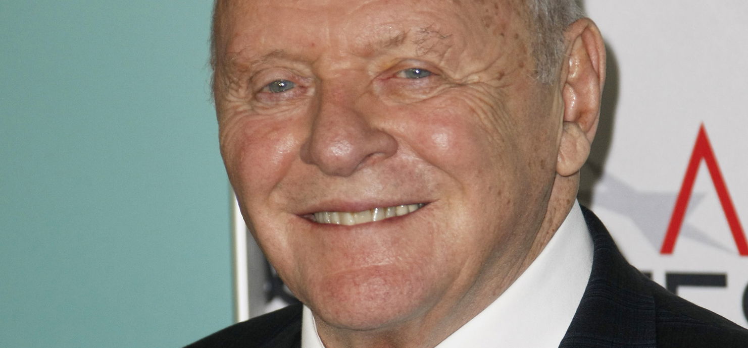 Anthony Hopkins a macskájának szerenádozik a karanténban – videó
