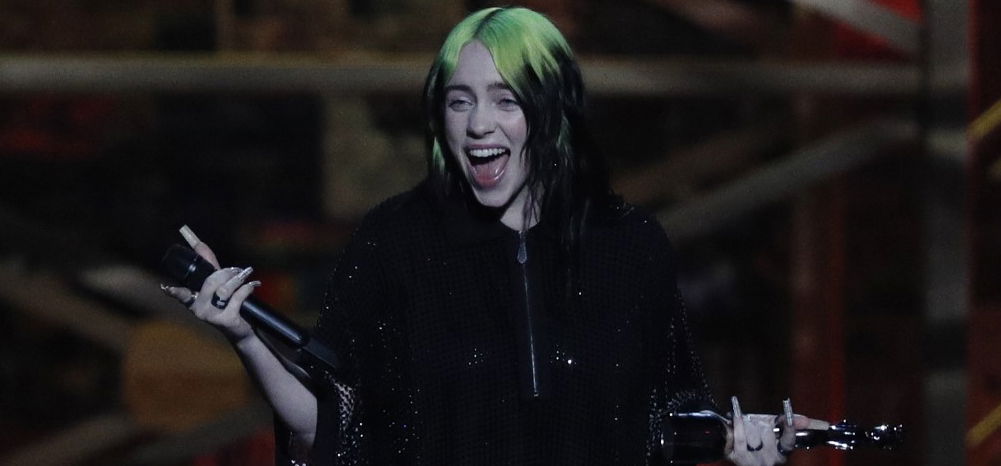 Két tökön is el lehet játszani Billie Eilish leghíresebb szerzeményét