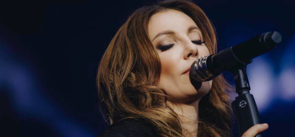 Maradj otthon! fesztivál: új klipben adja elő Most élsz című dalát Rúzsa Magdi – videó