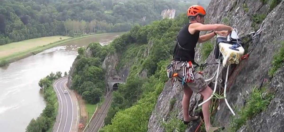 A férfi, aki elment hegyet mászni, hogy aztán függőlegesen lógva kivasaljon egy inget – videó