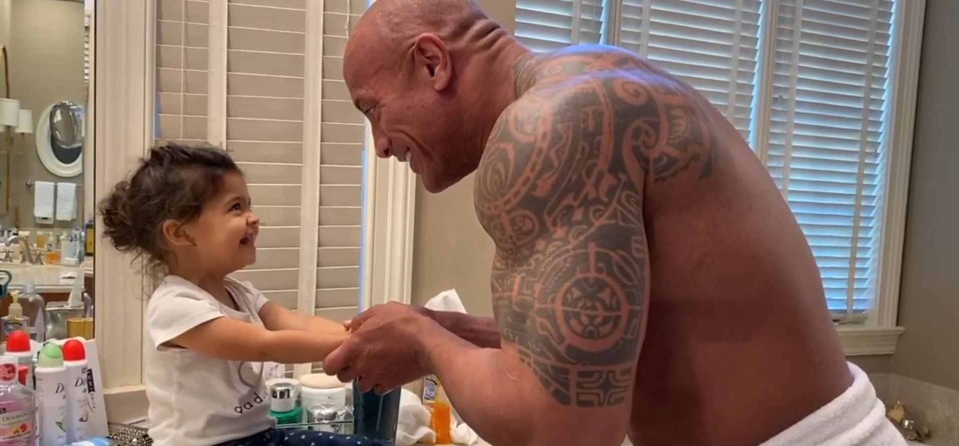 Szupercuki: Dwayne Johnson rappelve tanítja a kislányát kezet mosni – videó