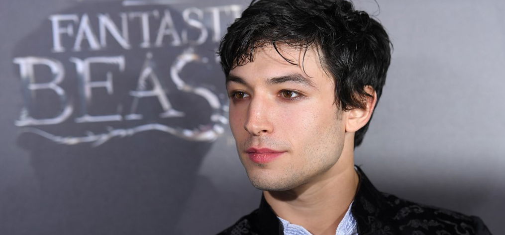 Fojtogatta, majd a földre teperte egyik nyomulós rajongóját Ezra Miller – videó