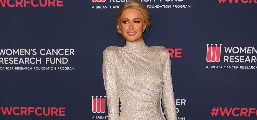 Paris Hilton félmeztelenül köszöntette a Földet - fotó