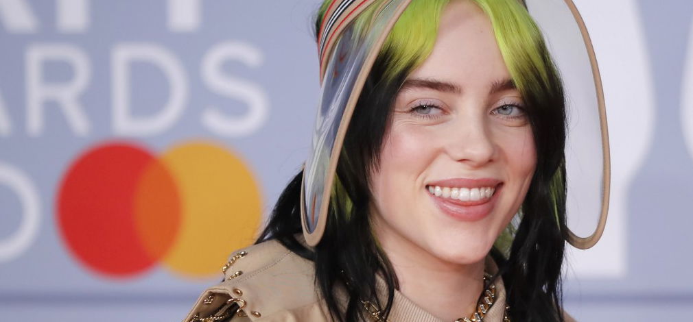 Billie Eilish otthonról tolt le egy jótékonysági koncertet, amit most bárki megnézhet