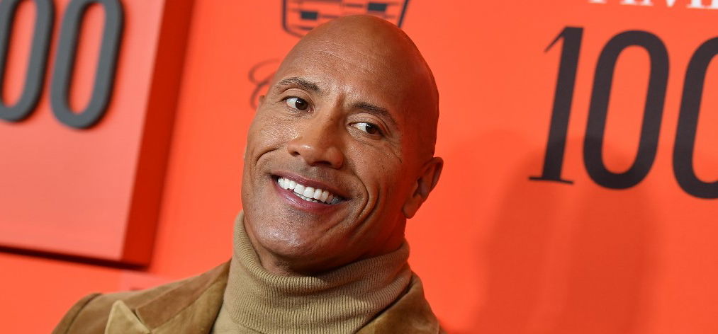 Dwayne Johnson a 71 éves anyukájával piál, aki jól be is csiccsentett – videó