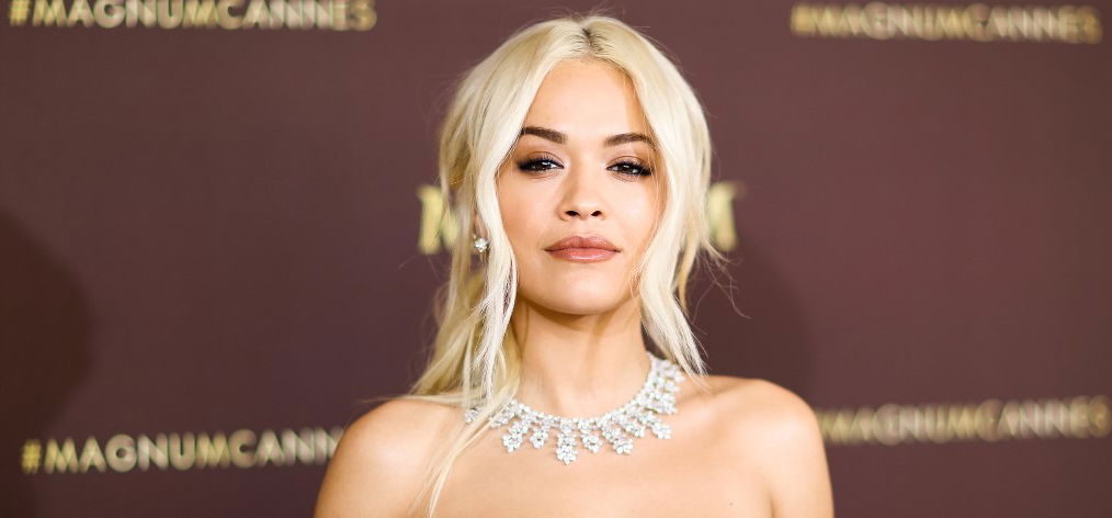 Rita Ora megmutatta melleit – fotó