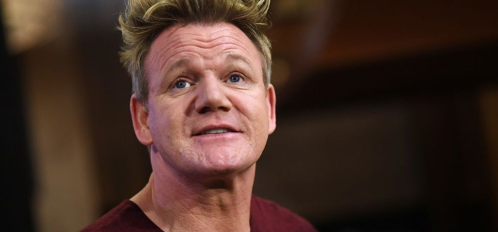 Gordon Ramsay helikopterből ugrott a cápákkal teli tengerbe – videó