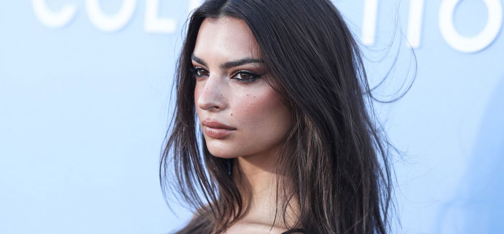 Emily Ratajkowski még szőkén is brutálisan szexi – fotók