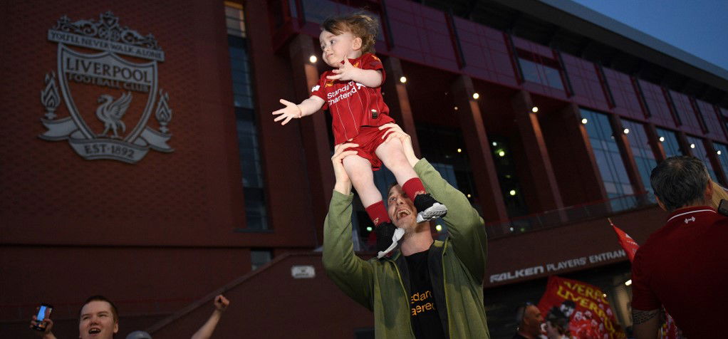 Először nyert Premier League-et a Liverpool, vörös ködben úszott a város 