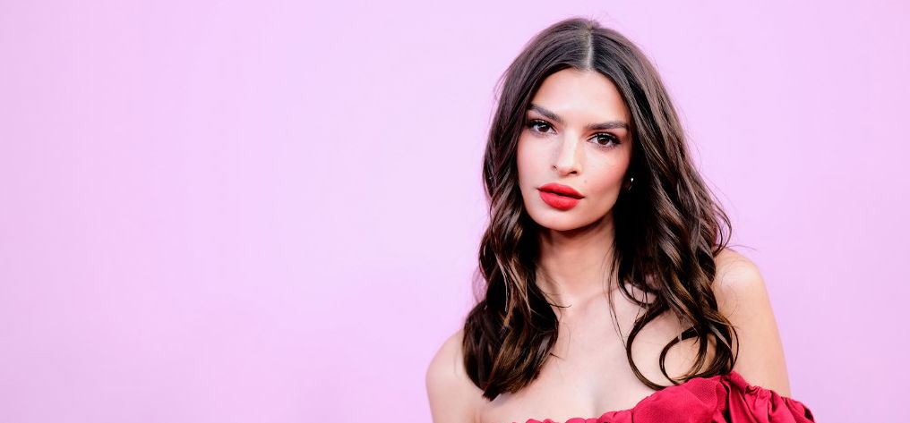 Emily Ratajkowski démoni pózokban büszkélkedik hatalmas melleivel – képek