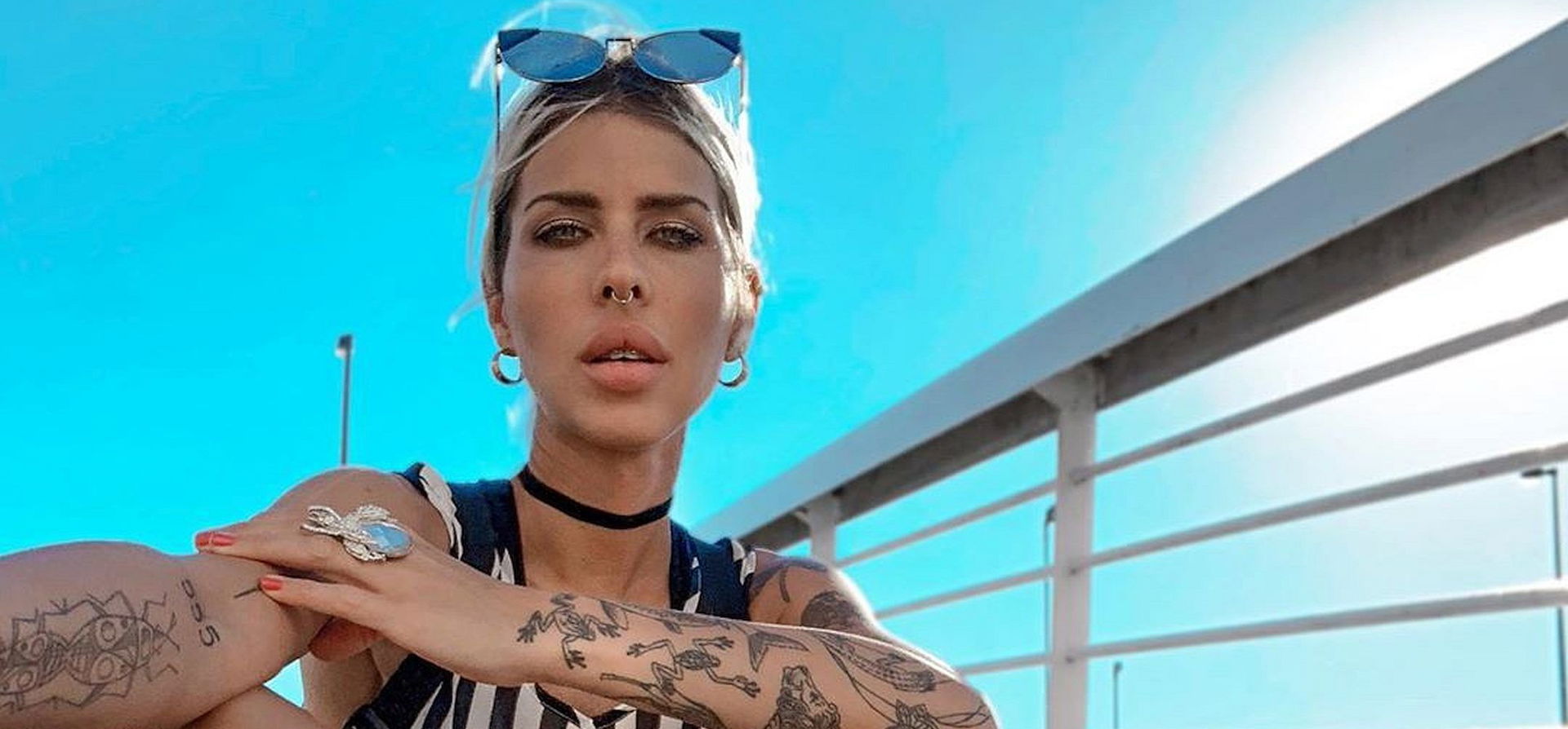 Cinthya Dictator egy falatnyi bikiniben strandolt, szomorkodás lett a vége – képek