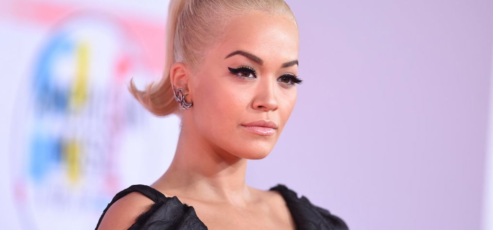 Rita Ora félmeztelenül élvezi a napsütést – képek