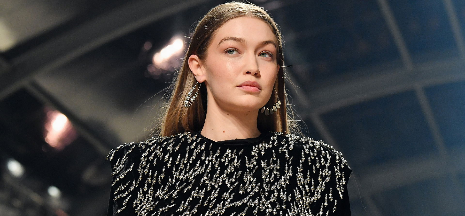 Gigi Hadid melleit csak egy vékony pánt takarja el – válogatás