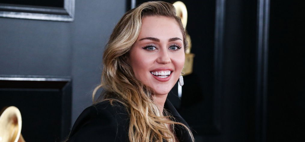 Miley Cyrus egy hírességgel vesztette el a szüzességét