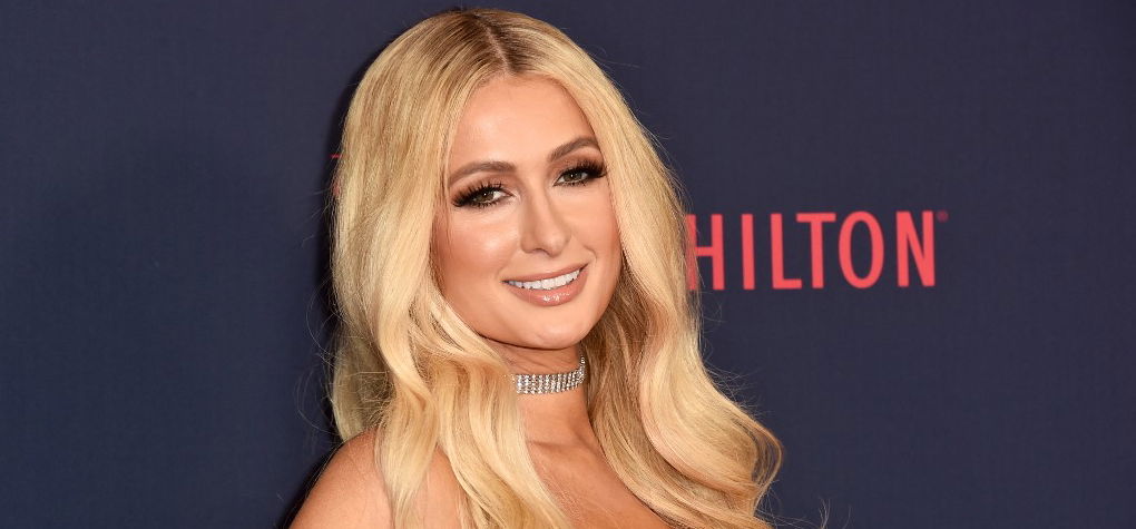 Paris Hilton megvillantotta a kutyáját – fotó