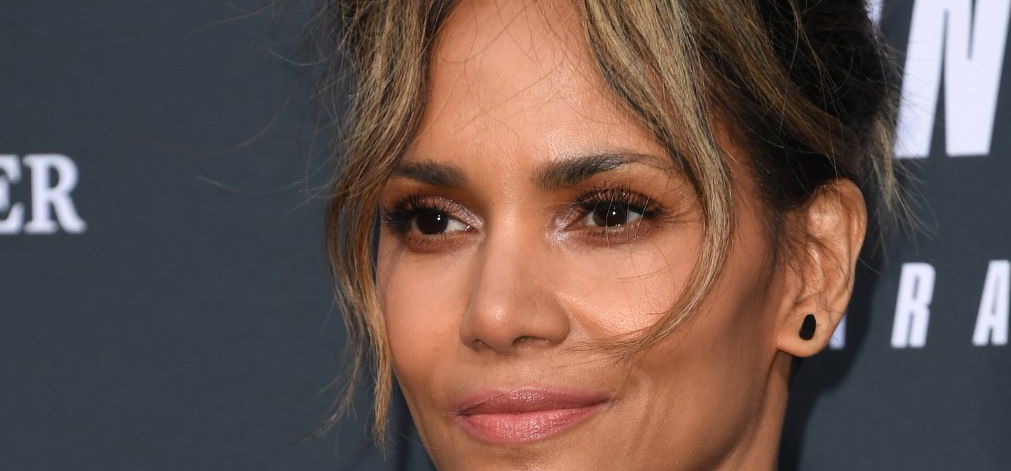 Melltartó nélkül állt a kamera elé Halle Berry – fotó