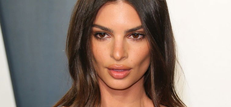 Emily Ratajkowski meztelenül jelentette be, hogy várandós – videó