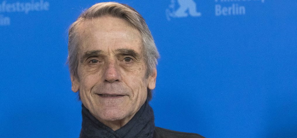 Jeremy Irons egy asztalhoz ül Adolf Hitlerrel