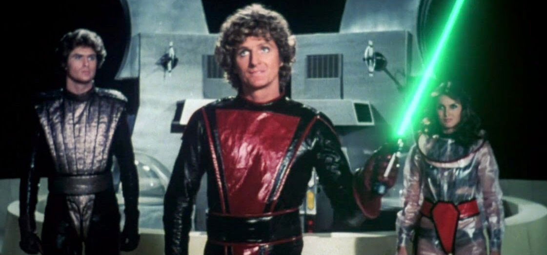 Bőrszerkós szexi űrcsaj és a férfi: az olaszok Star Wars utánzatában David Hasselhoff egy Jedi lovag, szerelme pedig szeret vetkőzni