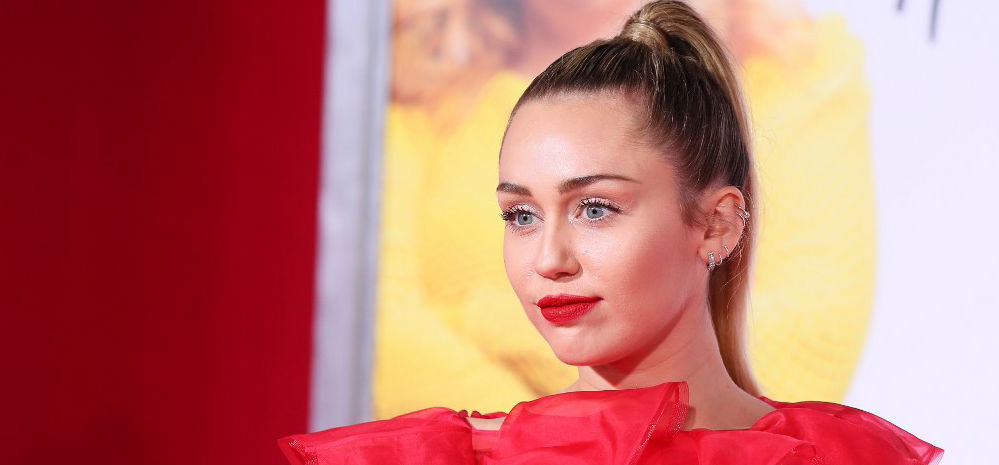 Miley Cyrus fekete bőrruhában mutogatja a melleit – válogatás