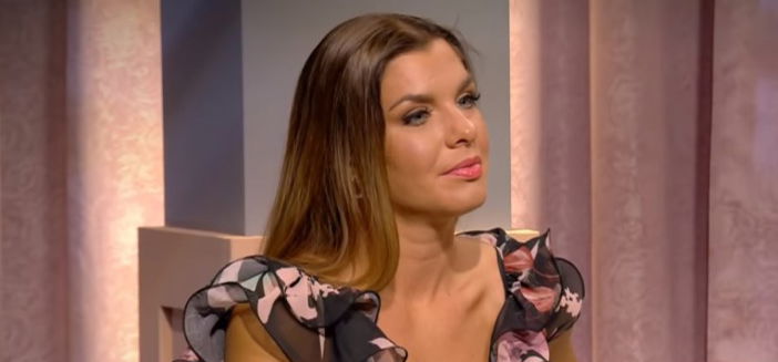 Terhes pocakot villantott Dér Heni