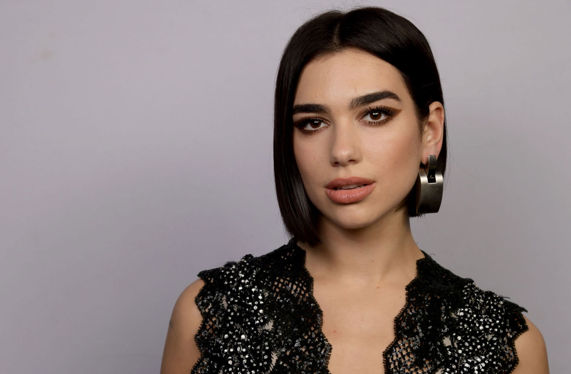 Dua Lipa átlátszó ruhája szinte semmit sem bíz a fantáziára – fotók |  Promotions.hu