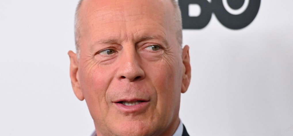 Bruce Willis gyönyörű lányát bugyiban fotózták a saját ágyában - fotó