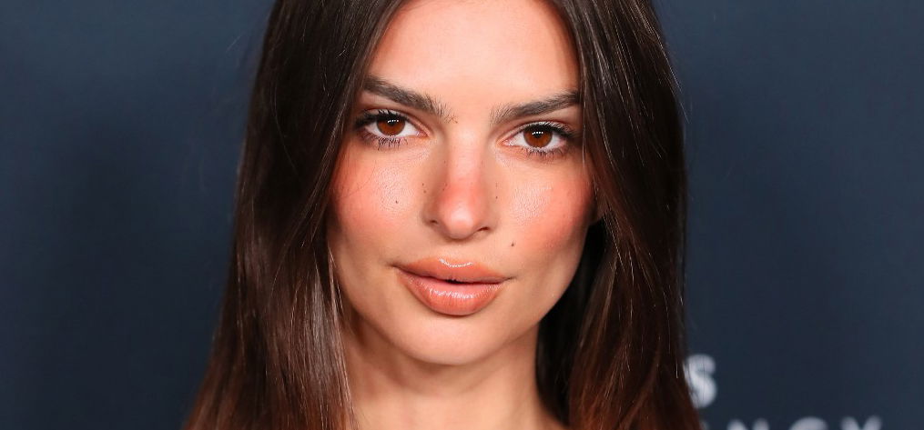 Anyaszült meztelenül pózolt a várandós Emily Ratajkowski