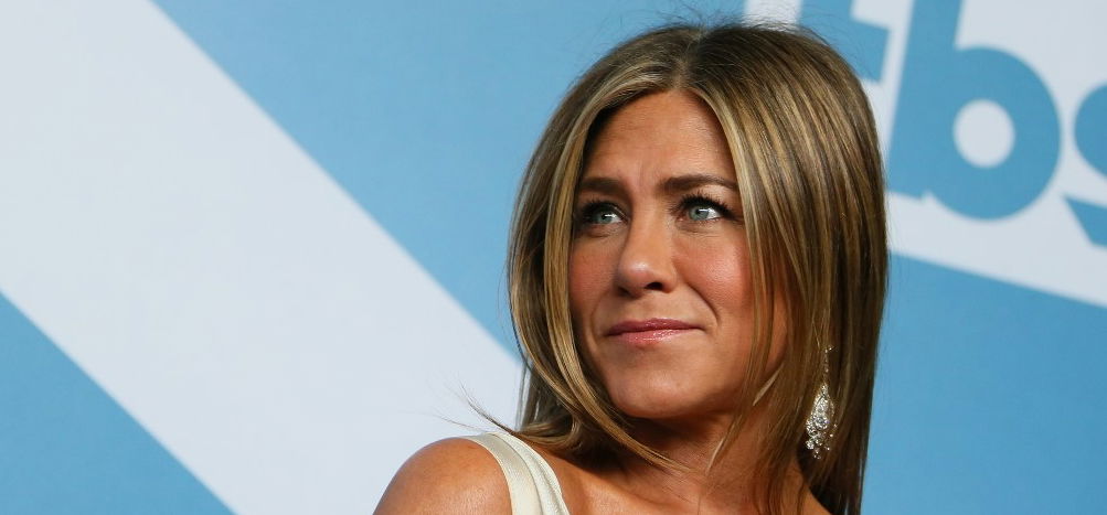 Jennifer Aniston széttette gyönyörű lábait, miközben fodrásznál volt – brutálszexi fotó készült