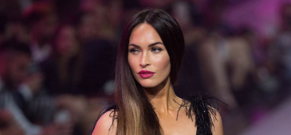 Megan Fox szexi mini ruhát villantott, képtelenség nem belátni a lábai közé - fotó