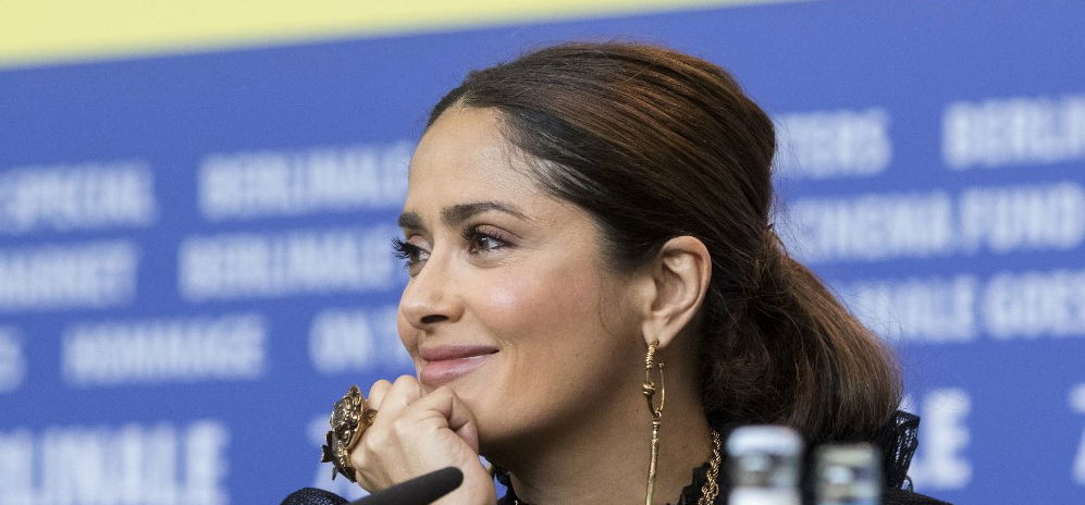 Salma Hayek mellei önálló életre keltek, pedig a fotós próbálta lenyomni őket – fotó