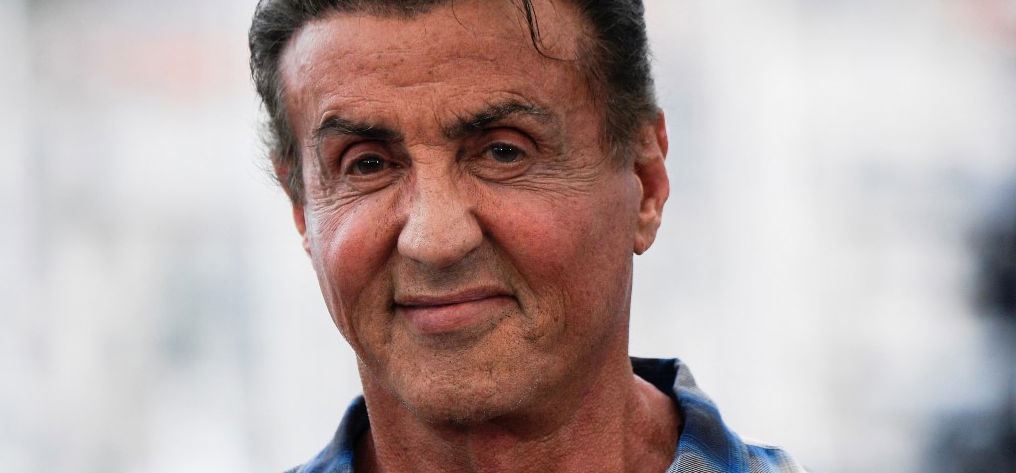 Ezt látnod kell: Sylvester Stallone egy izmos cápaembert alakít az új filmjében – fotó