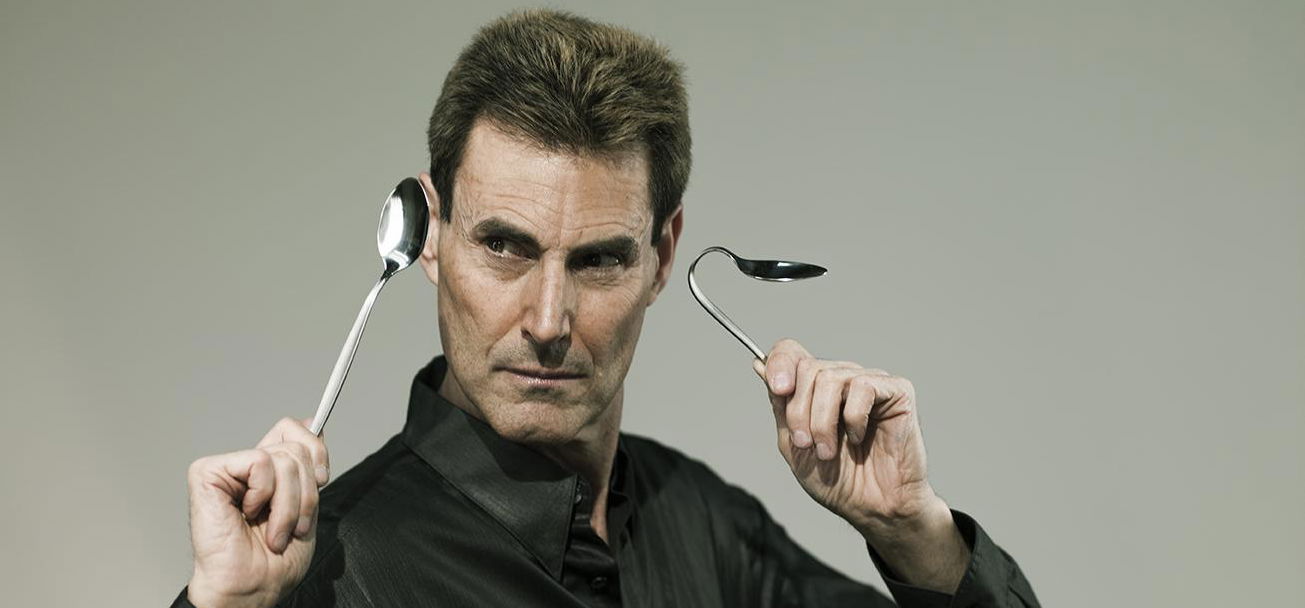 Uri Geller elárulta: ő és a hívei mozdították el az Ever Givent