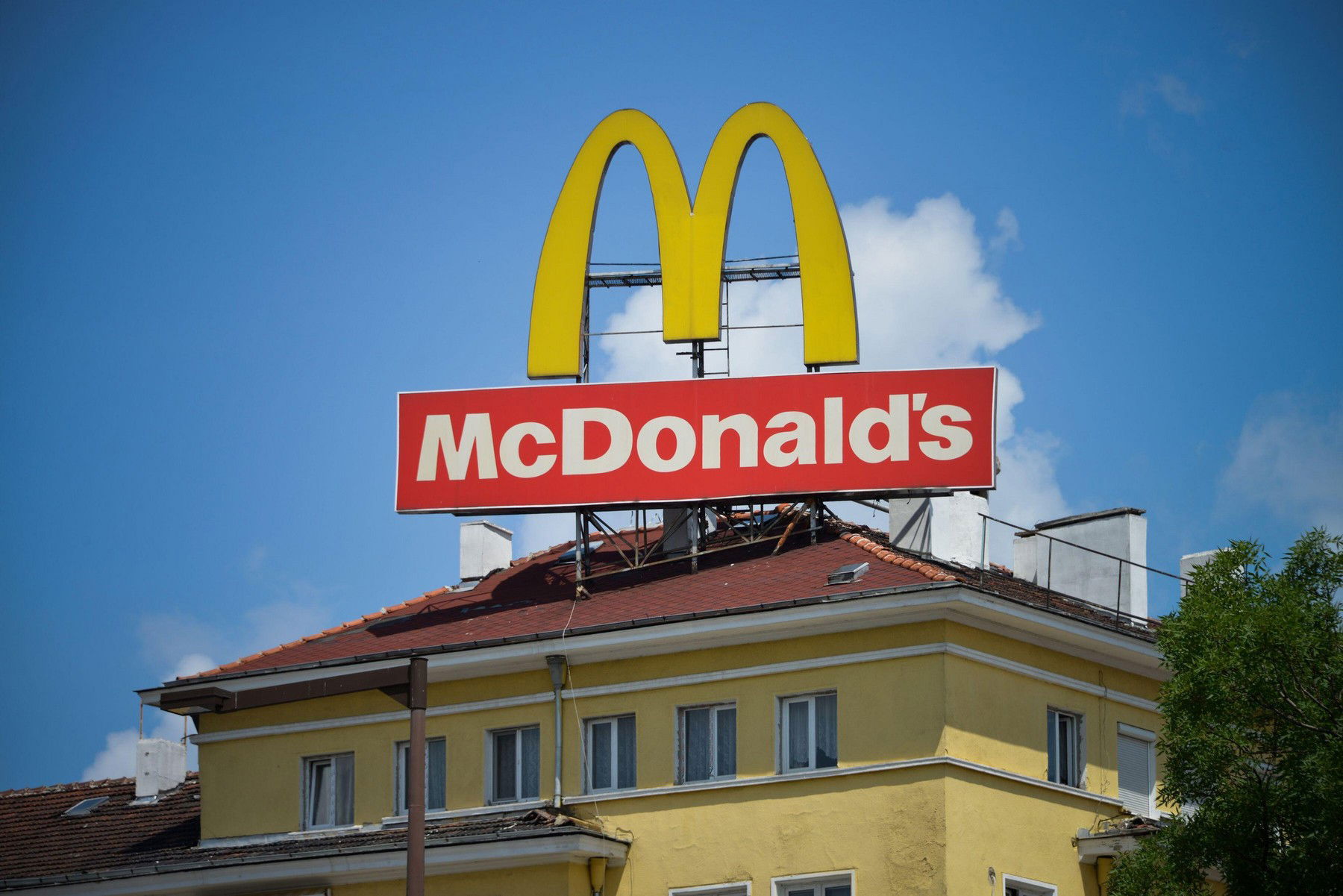 Elképesztő: női mellek vannak elrejtve a McDonald’s logójában? És mi köze mindehhez Tóth Andinak?