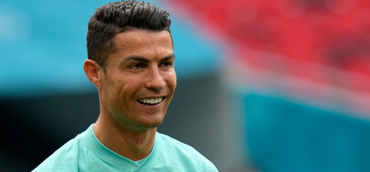 „Igyatok inkább vizet!” – undorodva rakta félre Ronaldo a kólásüvegeket!