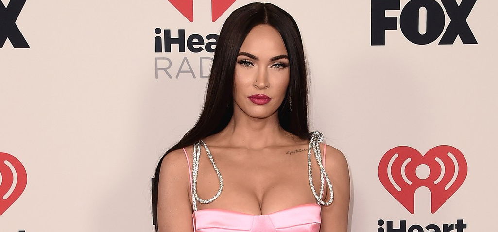 Hiába rakta ki formás melleit Megan Fox a tévéinterjúban, a fiai szétrollkodták!