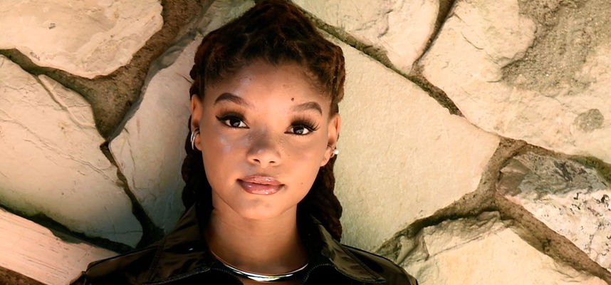 Elképesztő fotóval jelentette be Halle Bailey, hogy véget ért A kis hableány forgatása