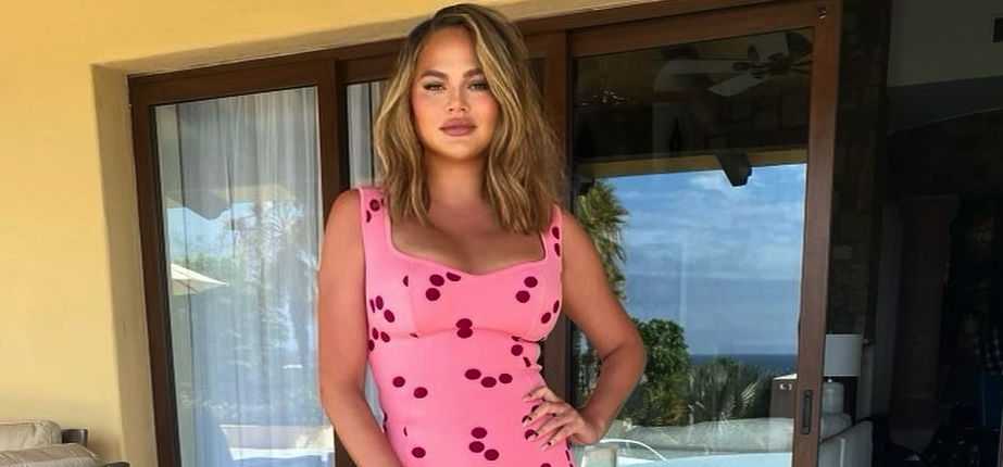 Súlyos depresszióval küzd Chrissy Teigen – „Nem bírok egyedül maradni a gondolataimmal”