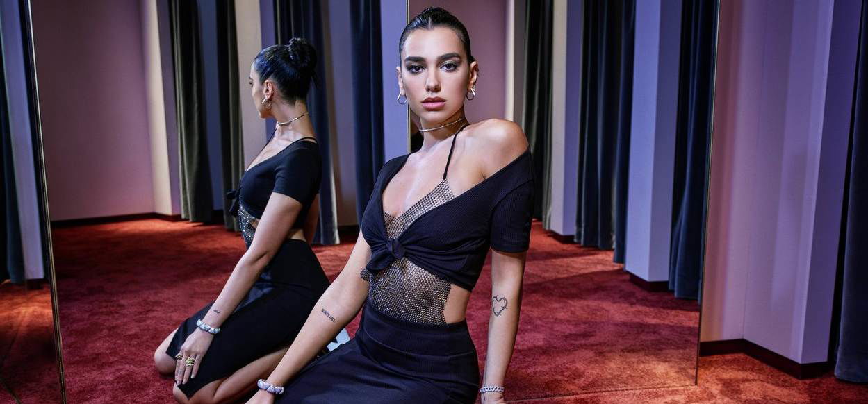 Dua Lipa olyan szexi bikinifelsőt visel, amely épphogy csak kitakarja mellbimbóját, de tangarész is sokat sejtet - fotó