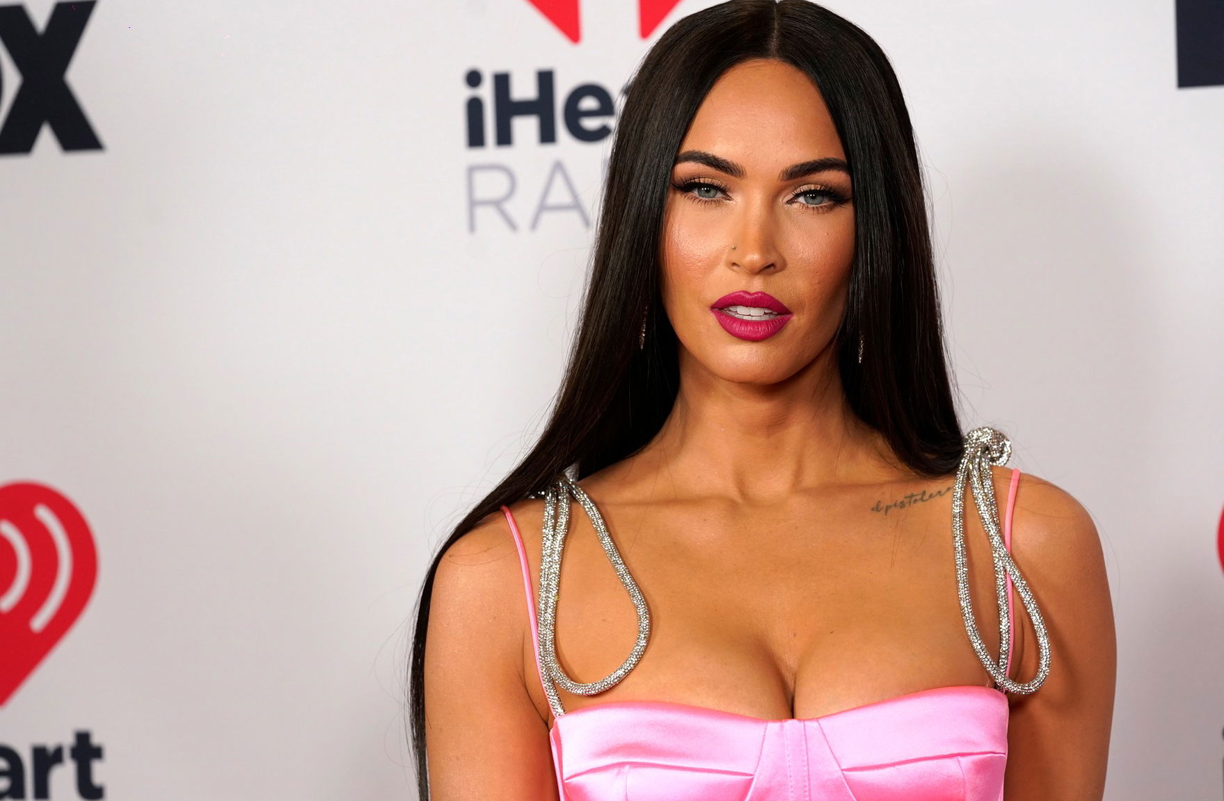 Megan Fox ismét olyan ruhát vett fel, amiből kilógnak a mellei – válogatás  | Promotions.hu