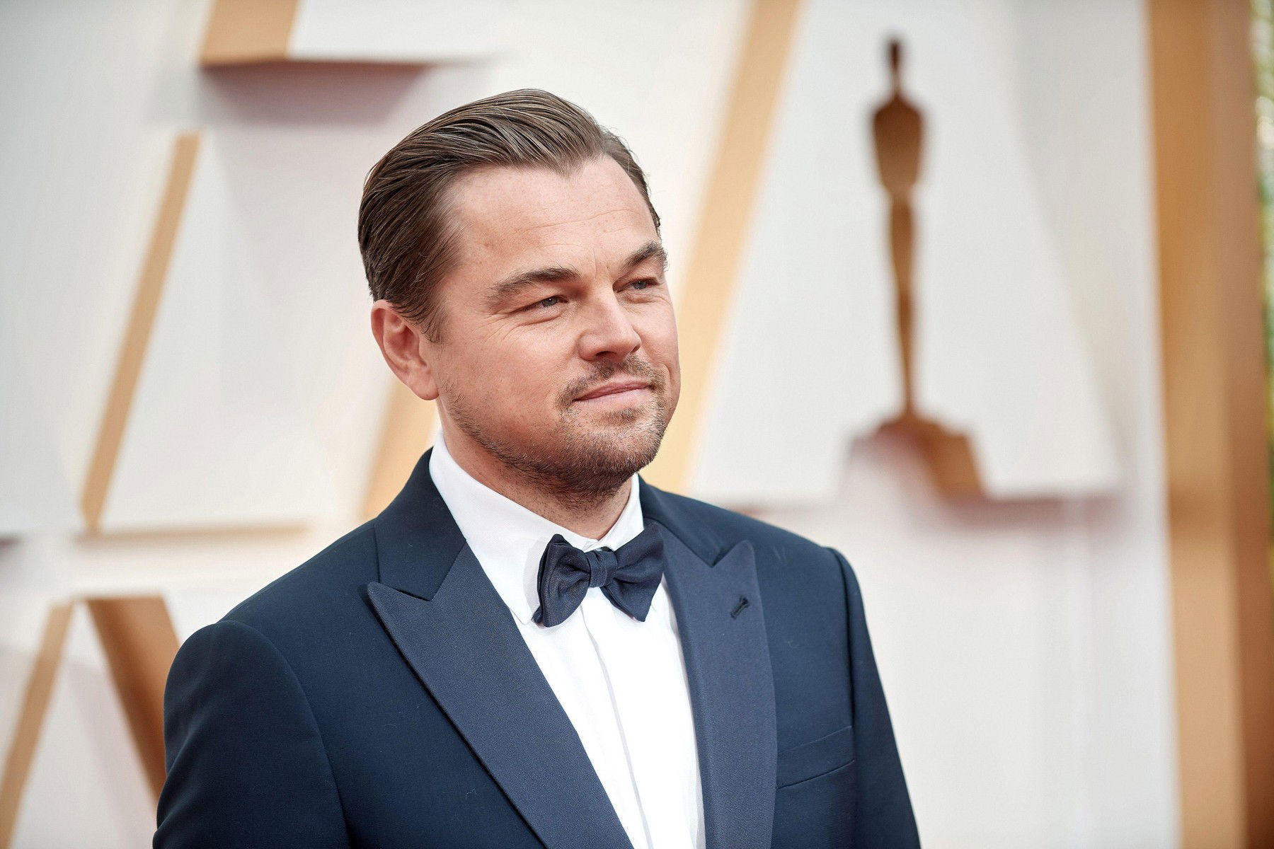 Leonardo DiCaprio 23 évvel fiatalabb barátnője egy brutálszexi istennő, aki imád játszani a nyelvével - videó