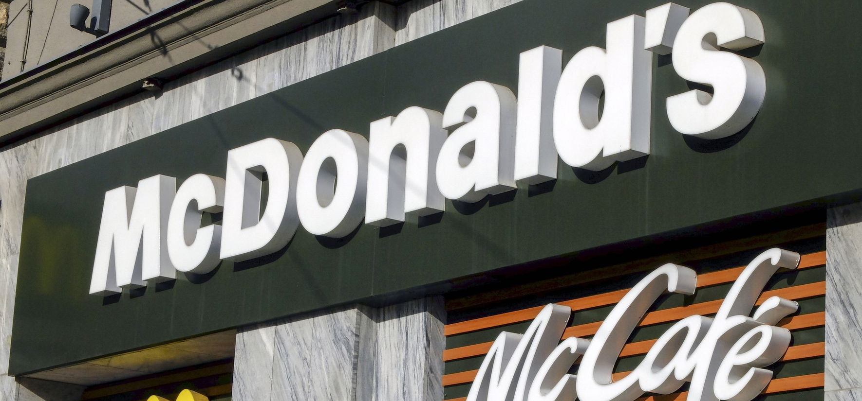 Nem átverés volt: valaki több millió forint értékben rendelt ételt a McDonald’sból – videó